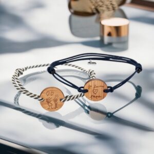 Bracelet personnalisé homme en cordon tressé, avec médaille gravée en bois ou en acier. Élégant et significatif, parfait pour un cadeau unique fête des pères, naissance ou anniversaire