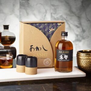 Coffret whisky japonais Akashi Meïsei, comprenant une bouteille de whisky et deux cups japonaises traditionnelles. cadeau pour les amateurs de whisky et de culture japonaise